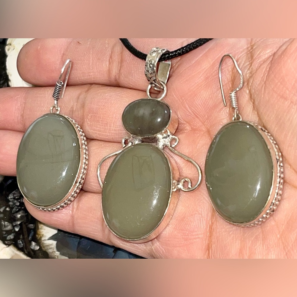 Army Green Thick Chalcedony Set of Pendant & Earrings
